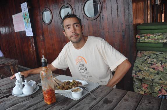 Almoçando na barraca Lazy Days, em Canoa Quebrada - CE